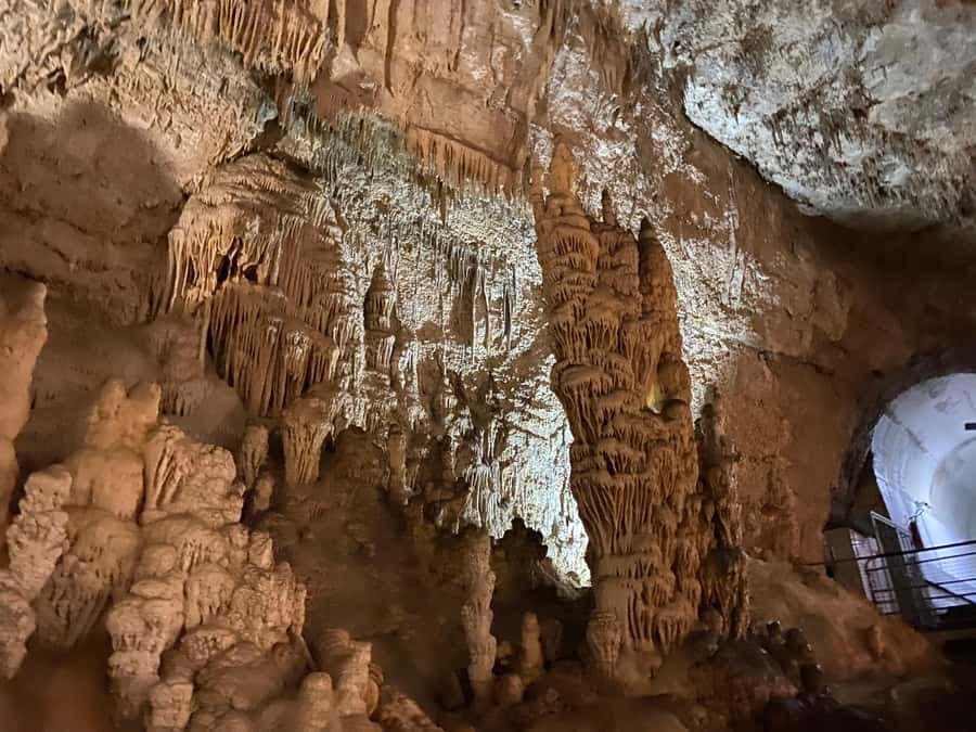 Lebanon: Beirut, Jeita Grotto, Byblos Private Tour and Lunch - Jeita Grotto Limestone Caves, Stalactites, and a Boat Ride